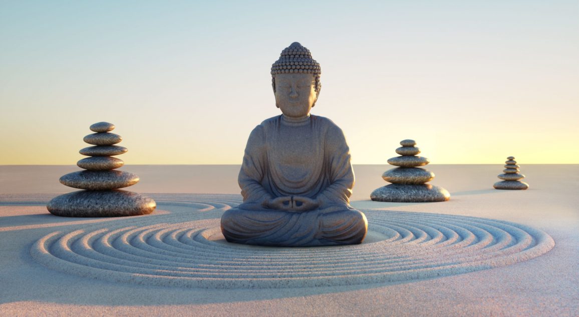Buddha in Abendstimmung, runde Steine, Kreise im Sand, Meditation, Steinfigur