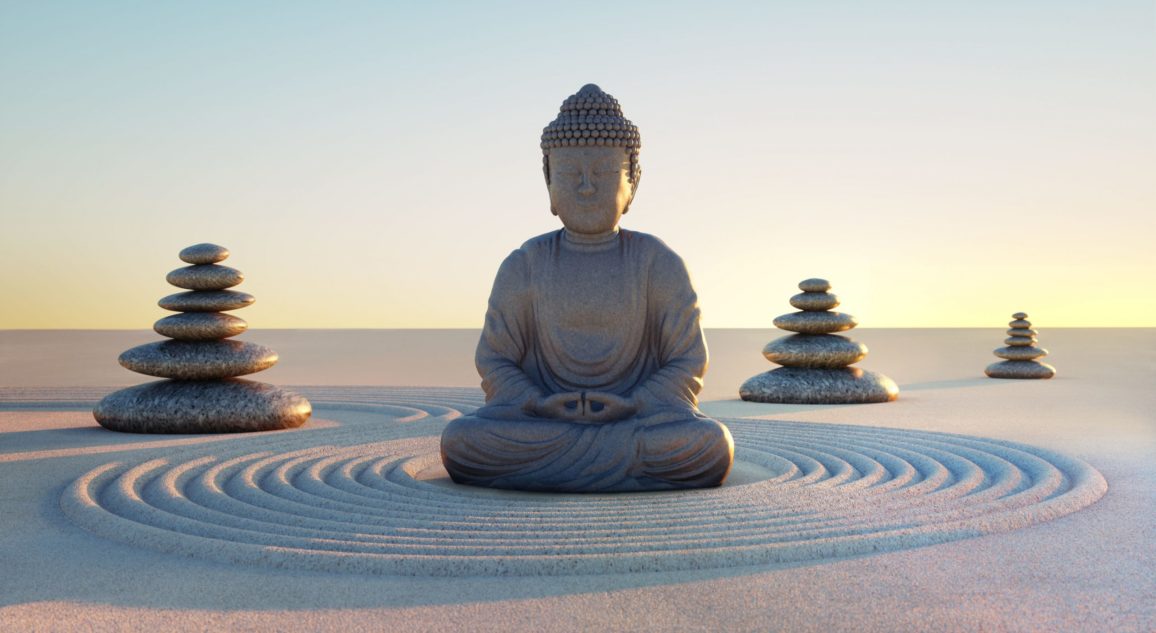Buddha In Abendstimmung Buddha in Abendstimmung, runde Steine, Kreise im Sand, Meditation, Steinfigur