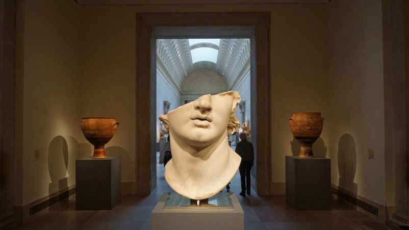 Alexander der Große, zerstörte Büste, Stein, griechische Vasen, Antikensammlung, Museum, Licht und Schatten