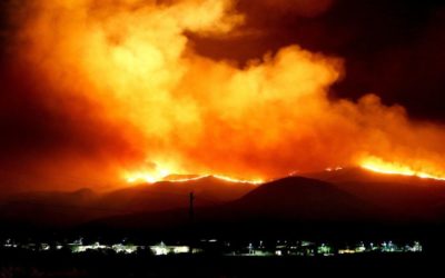 Lehre der 5 Elemente (Teil 3) - Buschfeuer bei Nacht, beleuchtete Häuser vor Hügeln, Waldbrand, orange Rauchwolken, elektrische Leitungen, Strommast -- Vorschaubild