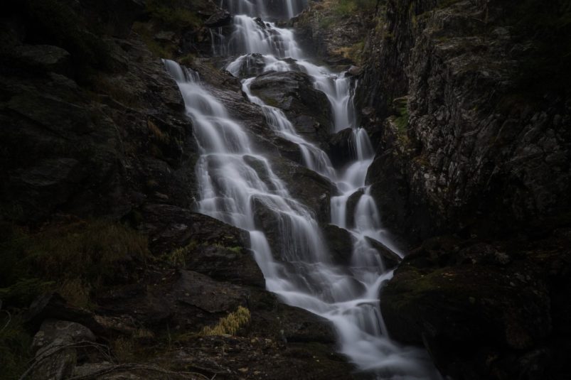 Wasserfall Tessin Wasserfall Tessin, Kaskaden, weißes Wasser, brauner Fels, Moose, Flechten, Pflanzen, Langzeitaufnahme