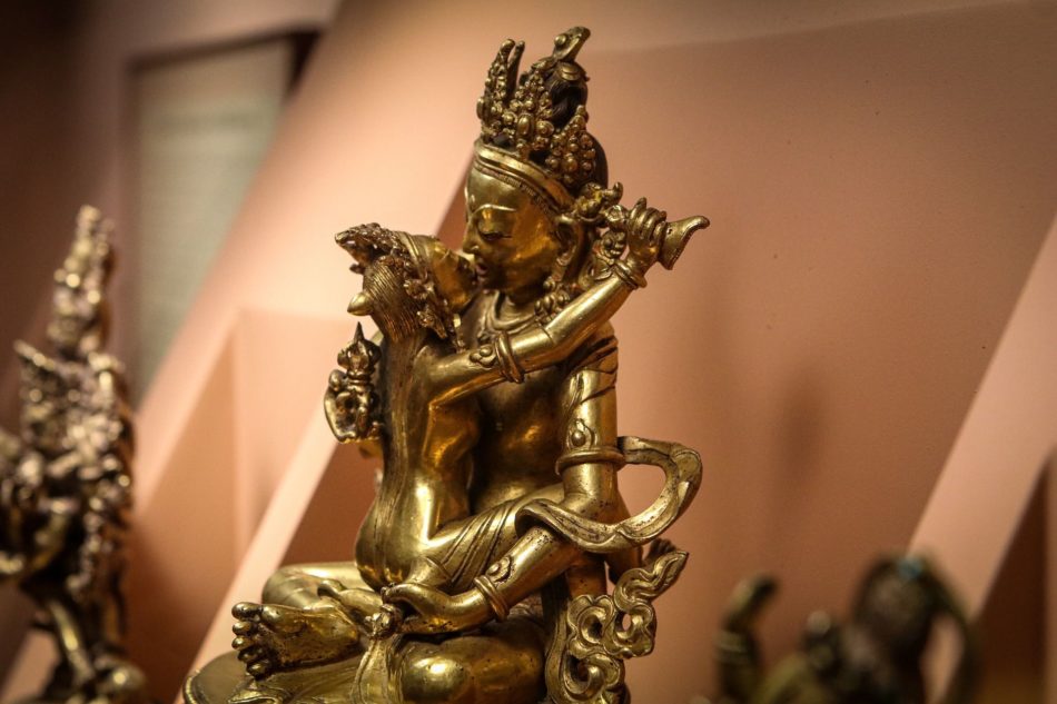 Tantra, Buddha, Shakti, sinnliche Umarmung, Schoss, goldene Figur