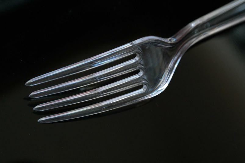 Plastik Gabel Atmosphäre Plastik Gabel Reflexe Licht durchsichtig schwarz weiß