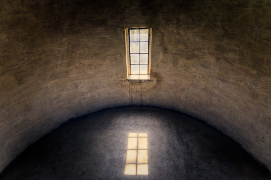 Raum mit Fenster Atmosphäre Raum Fenster Boden Wand Licht Struktur Muster Graffiti schwarz grau braun gelb
