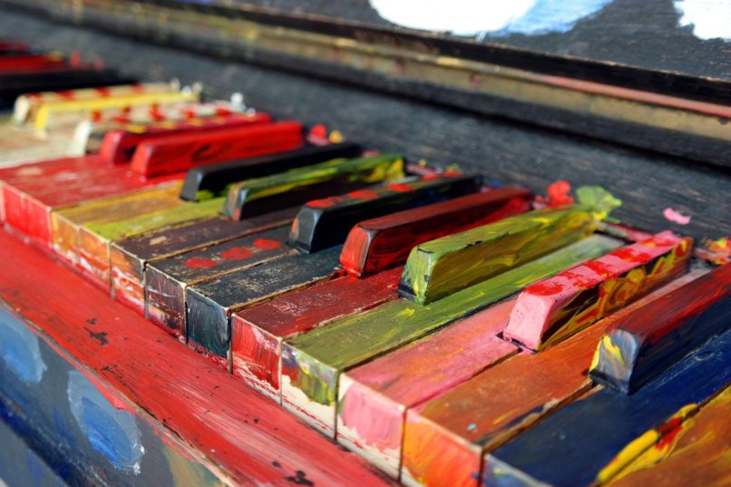 altes Klavier, bemalte Klaviatur, bepinselt, rot, rosa, grün, blau, gelb, schwarz, weiß, kreativ