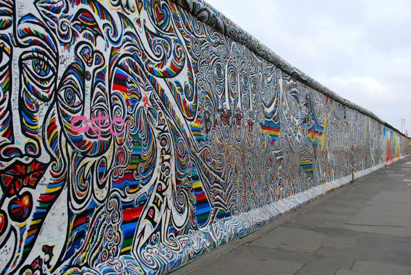 Yin-Metall-Büffel, Corona, Berliner Mauer, Graffiti, Malerei