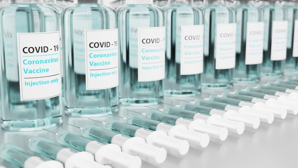 Yin-Metall-Büffel, Corona, Impfstoff, Impfung, Covid-19, Spritzen, injizieren