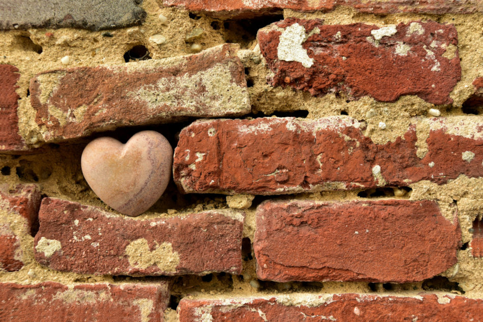 Alte Backsteinmauer Mit Einem Herz Aus Stein Emotionscode Herzmauer Backsteinmauer Herz Stein rot braun beige