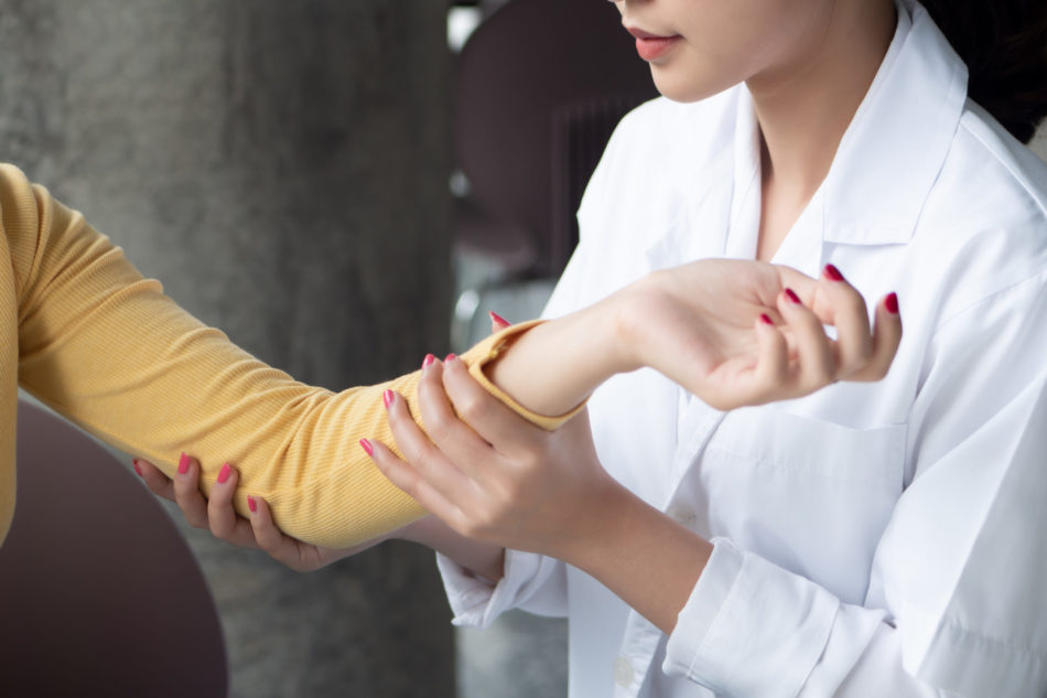 Female Orthopedic, Bone Doctor Looking Into The Arm Bone Or Elbow Joint Of Woman Patient; Concept Of Dedicated Orthopedic Surgery, Bone Doctor Test, Therapist, Medical Worker On The Job Emotionscode Themenangebote Female Orthopedic Bone Doctor Arm Hände Nagellack weiß gelb