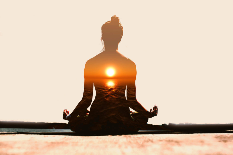 Yoga Day Concept. Multiple Exposure Image. Woman Practicing Yoga At Sunset. Emotionscode Chakrareinigung Yoga Schneidersitz Himmel Meer orange schwarz