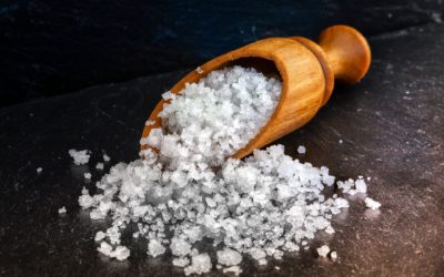 natur meersalz kristalle holz löffel weiß braun schwarz