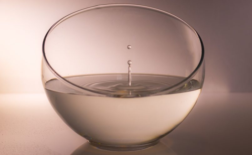 Wasserschüssel Glas Wassertropfen sepia