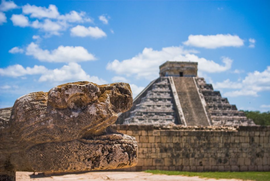 Energetisches Feng Shui, Frühlingstagundnachtgleiche, Chichén Itzá, Pyramide, Schlangenkopf aus Stein, blau, beige, grau