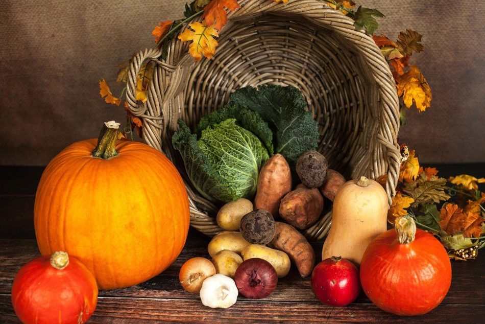 Pumpkin G50ff94431 1920 Energetisches Feng Shui, Mabon, Erntedankkorb, Kürbis, Kartoffeln, Rotebeete, Grünkohl, orange, gelb, braun, grün