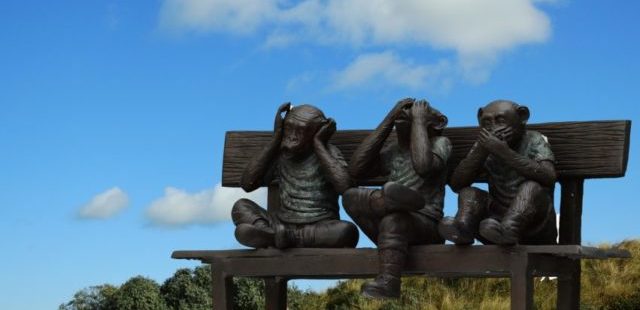 Energetisches Feng Shui, Yang-Wasser-Tiger, 3 Affen auf Bank, Kunstwerk, Skulptur, Bronze, blauer Himmel