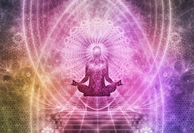 Meditation 1384758 1920(1) Energetisches Feng Shui, Polsprung, Grafik meditierende Person, Energiefelder, weiß, gelb pink, lila