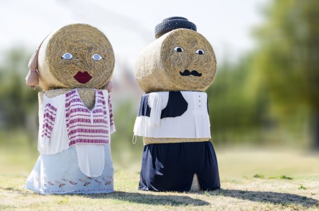 Straw Bale 359147 1280 Energetisches Feng Shui, Jahreskreisfest Lughnasadh, Hochzeitspaar aus Strohballen, abgeerntetes Feld, ocker, weiß, hellblau, schwarz, gelb, grün
