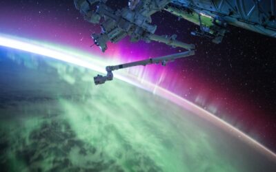 Energetisches Feng Shui, Energiefeld der Erde, ISS, Erdatmosphäre, Polarlichter, schwarz, lila, pink, grün, weiß