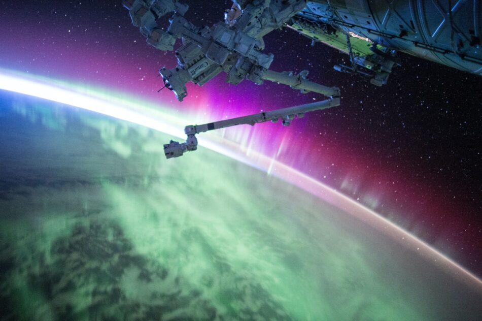 Energetisches Feng Shui, Energiefeld der Erde, ISS, Erdatmosphäre, Polarlichter, schwarz, lila, pink, grün, weiß