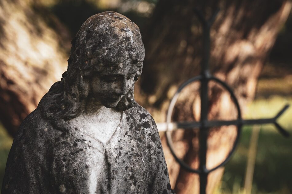 Skulptur Friedhof Energetisches Feng Shui, Jahreskreisfest Samhain, Steinskulptur, trauernde Frau, Grabkreuz, Baum, grau, braun, grün