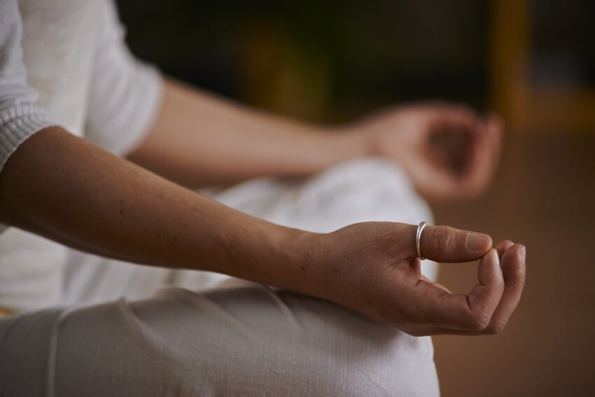 Yoga 4489430 1280 Energetisches Feng Shui, Meditationshaltung, Schoß von sitzender Person in weißer Kleidung, Weiß- und Brauntöne