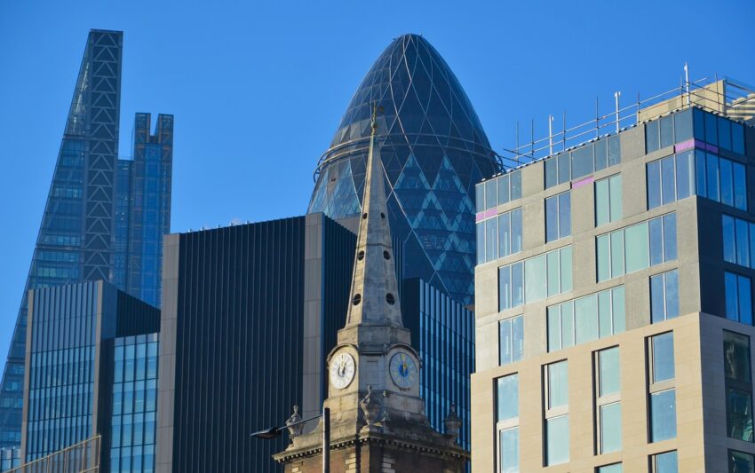 London 7119040 1280 Energetisches Feng Shui, Elementarkraft Holz, Hochhäuser in London mit Kirchturm im Vordergrund, senkrechte Fassadengliederung, Knospen- oder Phallusform, spitzzulaufende Formen, Glasfassaden, grau, blau