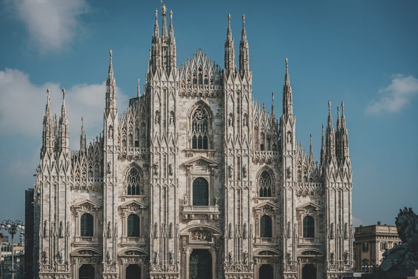 Duomo 6808817 1280 Energetisches Feng Shui, Elementarkraft Feuer, Mailänder Dom, gotische Kirche, Mailand, spitze Türme, Rosetten, hellgraue Fassade, blauer Himmel mit Wölkchen