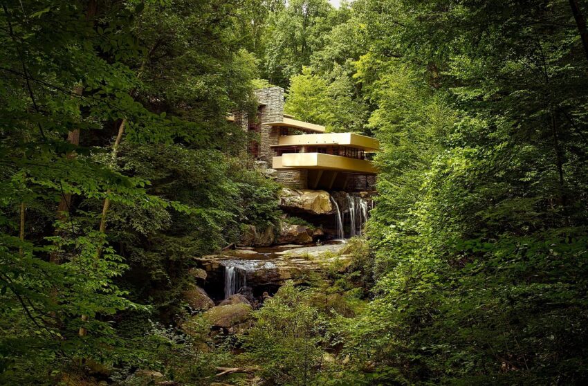 Fallingwater 1626579 1280 Energetisches Feng Shui, Elementarkraft Erde, Falling Water von Frank Lloyd Wright in Pennsylvania (USA), Feldsteinhaus mit auskrangenden Betonbalkonen über einem Wasserfall im Wald