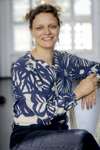 IMG 9323 Triputi - Energieheilung für Mensch und Raum, Berlin, Claudia Wilke, Energetsiches Feng Shui, Emotion Code, Über Mich, Portait mit blaugeblümter Bluse von Christine Fiedler Portrait- & Businessfotografie, Berlin