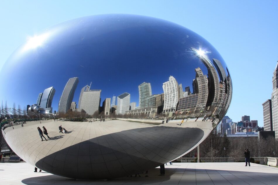 Art 574035 1280 Triputi - Energieheilung für Mensch und Raum, Energetisches Feng Shui, Elementarkraft Metall, großes, poliertes Metallei spiegelt die Skyline einer Großstadt im Spätherbst, Hauptfarben: blau, grau
