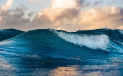 Triputi - Energieheilung für Mensch und Raum, Energetisches Feng Shui, Elementarkraft Wasser, blaue Meereswelle mit Gischt vor rosa Wolken