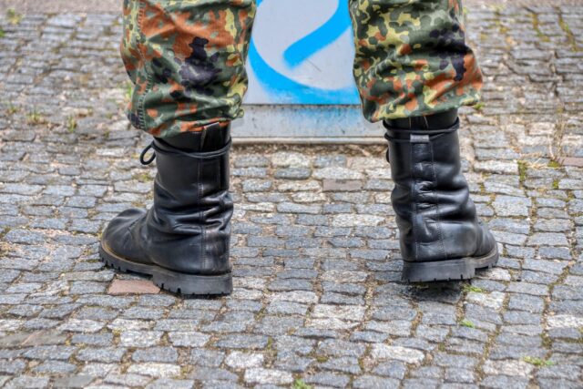Triputi - Energieheilung für Mensch und Raum, Energetisches Feng Shui, Rückblick auf das Jahr der Yin-Holz-Schlange, tranfarbene Hosenbeine und schwarze Stiefel eines Bundeswehrsoldaten