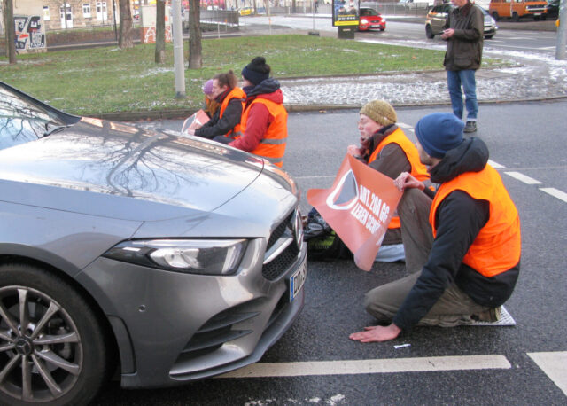 Triputi - Energieheilung für Mensch und Raum in Berlin, Energetisches Feng Shui, Rückblick Yin-Wasser-Hase-Jahr 2023, Aktivisten der letzten Generation kleben sich auf Straßße in Dresden fest