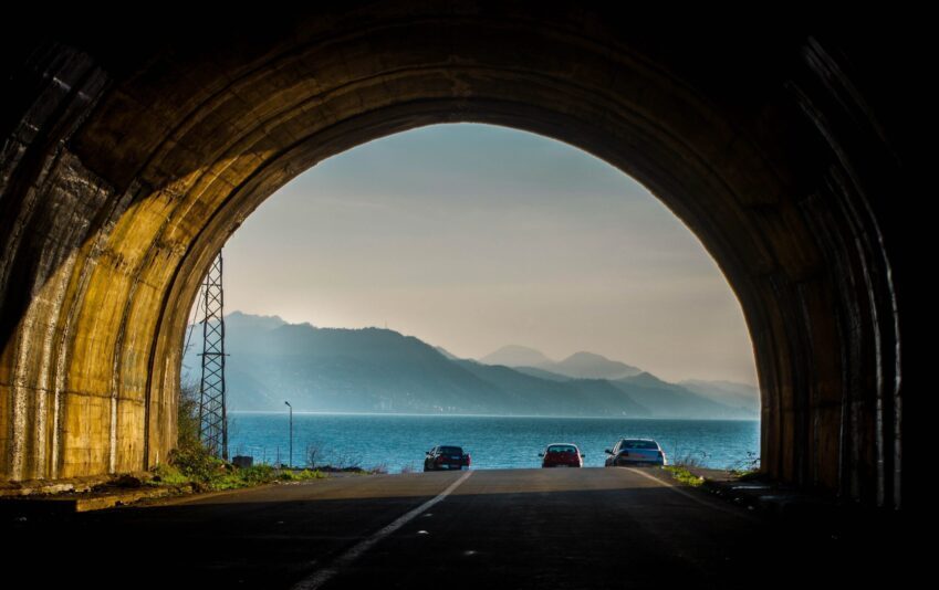 Triputi - Energieheilung für Mensch und Raum in Berlin, Energetisches Feng Shui, Rückblick Yin-Wasser-Hase-Jahr 2023, Tunnelausblick auf bergige Meeresküste
